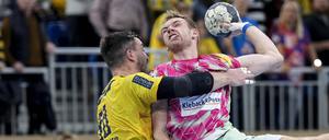 Matthias Gidsel (r.) und die Füchse wurde abrupt gestoppt.