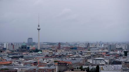 Herbstlich grau, doch zunächst noch niederschlagsfrei startet das Wochenende in Berlin und Brandenburg. Der Sonntag hält jedoch auch Regen bereit. (Symbolbild) 