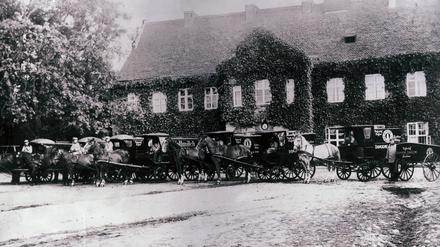 Domäne Dahlem um 1935: Parade der Milchwagen für die „Dahlemer Vorzugsmilch“.