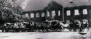 Domäne Dahlem um 1935: Parade der Milchwagen für die „Dahlemer Vorzugsmilch“.