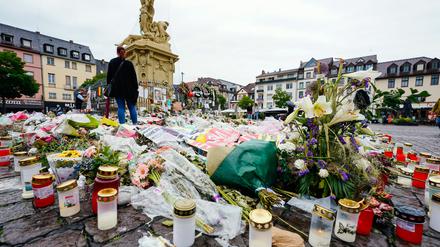 Eine Frau steht am Maktplatz an der Trauerstelle für den getöteten Polizisten Roben L.. 