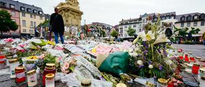 Eine Frau steht am Maktplatz an der Trauerstelle für den getöteten Polizisten Roben L.. 
