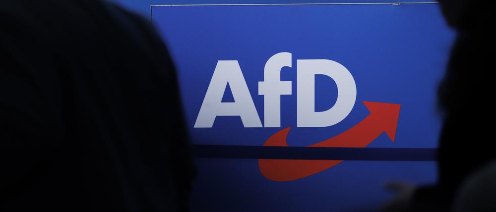 Sachsen-Anhalt, Magdeburg: Delegierte gehen vor dem Parteilogo bei dem AfD-Bundesparteitag in Magdeburg.