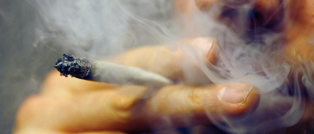 Ein Mann raucht einen Joint. Seit Anfang April ist das Kiffen für Erwachsene legal. 