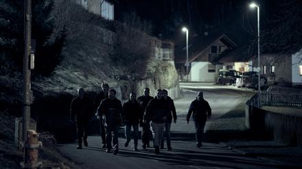 ARD/SWR TATORT: LASS SIE GEHEN, Fernsehfilm, Deutschland 2024, am Sonntag (17.11.24) um 20:15 Uhr im ERSTEN. Im Dorf hat sich eine öffentliche Meinung gebildet und einen Schuldigen ausgemacht, gegen den nun vorgegangen werden soll. © SWR/Benoît Linder, honorarfrei - Verwendung gemäß der AGB im engen inhaltlichen, redaktionellen Zusammenhang mit genannter SWR-Sendung und bei Nennung "Bild: SWR/Benoît Linder" (S2+). SWR Presse/Bildkommunikation, Baden-Baden, Tel: 07221/929-22202, foto@swr.de