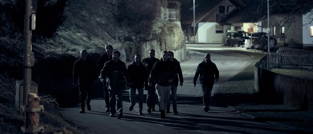 ARD/SWR TATORT: LASS SIE GEHEN, Fernsehfilm, Deutschland 2024, am Sonntag (17.11.24) um 20:15 Uhr im ERSTEN. Im Dorf hat sich eine öffentliche Meinung gebildet und einen Schuldigen ausgemacht, gegen den nun vorgegangen werden soll. © SWR/Benoît Linder, honorarfrei - Verwendung gemäß der AGB im engen inhaltlichen, redaktionellen Zusammenhang mit genannter SWR-Sendung und bei Nennung "Bild: SWR/Benoît Linder" (S2+). SWR Presse/Bildkommunikation, Baden-Baden, Tel: 07221/929-22202, foto@swr.de
