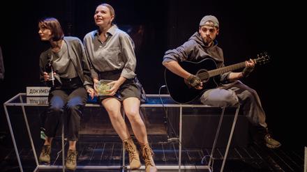 Szene aus dem Theaterstück „Traveler’s Playlist“ von Anastasiia Kosodii, das am Lesya-Ukrainka-Theater in Lwiw zu sehen ist. 