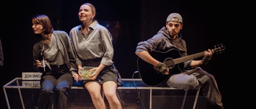 Szene aus dem Theaterstück „Traveler’s Playlist“ von Anastasiia Kosodii, das am Lesya-Ukrainka-Theater in Lwiw zu sehen ist. 