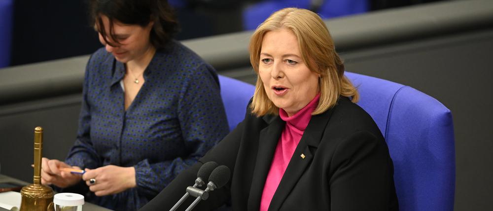 Bundestagspräsidentin Bärbel Bas (SPD) leitete auch am heutigen Freitag die 201. Sitzung des Deutschen Bundestages: Die nächste Sitzungswoche steht erst Anfang Dezember an.