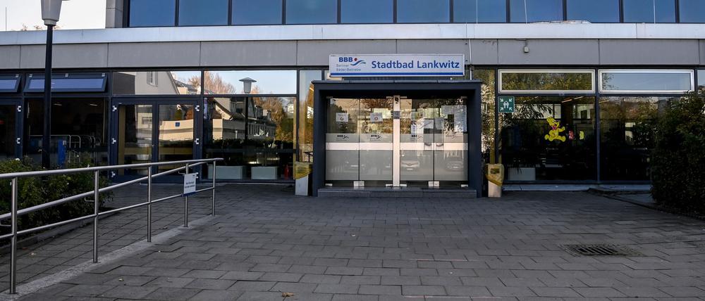 Bei einem Badeunfall im Stadtbad Lankwitz ist eine Vierjährige im Krankenhaus. (Archivbild)