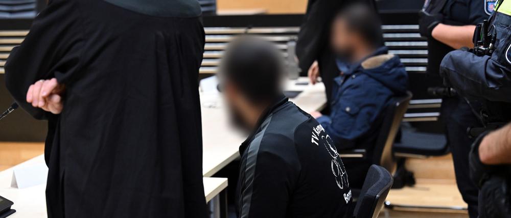Die Angeklagten sollen sich laut Bundesanwaltschaft vergeblich um Waffen für ihre Anschlagpläne bemüht haben.