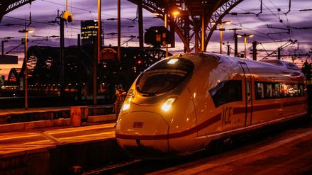 Waren im Oktober kaum pünktlicher unterwegs als zuletzt: die Fernzüge der Deutschen Bahn. (Archivbild)