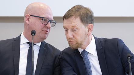 Henning Homann (l.), Co-Vorsitzender der SPD in Sachsen, und Michael Kretschmer (CDU), Ministerpräsident von Sachsen, nehmen an einer Pressekonferenz im Landtag teil. (Archivbild)