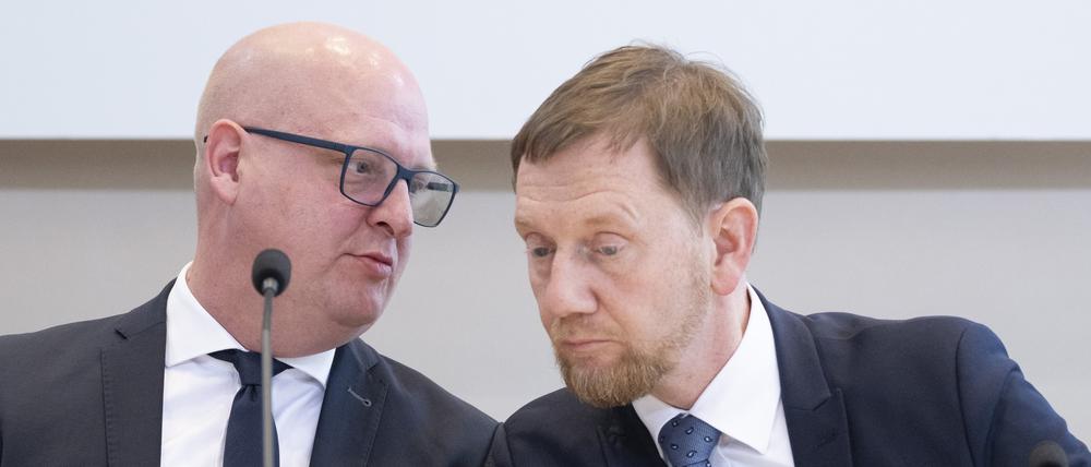 Henning Homann (l.), Co-Vorsitzender der SPD in Sachsen, und Michael Kretschmer (CDU), Ministerpräsident von Sachsen, nehmen an einer Pressekonferenz im Landtag teil. (Archivbild)