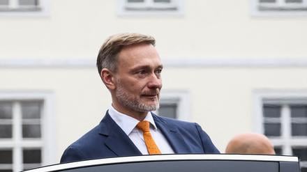 Christian Lindner (FDP) steigt in ein Auto am Schloss Bellevue, nachdem er die Entlassungsurkunde von Bundespräsident Frank-Walter Steinmeier erhalten hat (Archivbild).