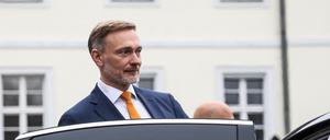 Christian Lindner (FDP) steigt in ein Auto am Schloss Bellevue, nachdem er die Entlassungsurkunde von Bundespräsident Frank-Walter Steinmeier erhalten hat (Archivbild).