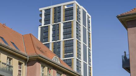 Auf dem Gelände der ehemaligen Frauen- und Kinderklinik am Mariendorfer Weg hat das Petruswerk ein neues Wohnquartier entwickelt – inklusive Hochhaus, bei dem immer noch viele Wohnungen leer stehen. 