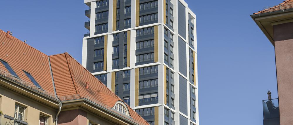Auf dem Gelände der ehemaligen Frauen- und Kinderklinik am Mariendorfer Weg hat das Petruswerk ein neues Wohnquartier entwickelt – inklusive Hochhaus, bei dem immer noch viele Wohnungen leer stehen. 