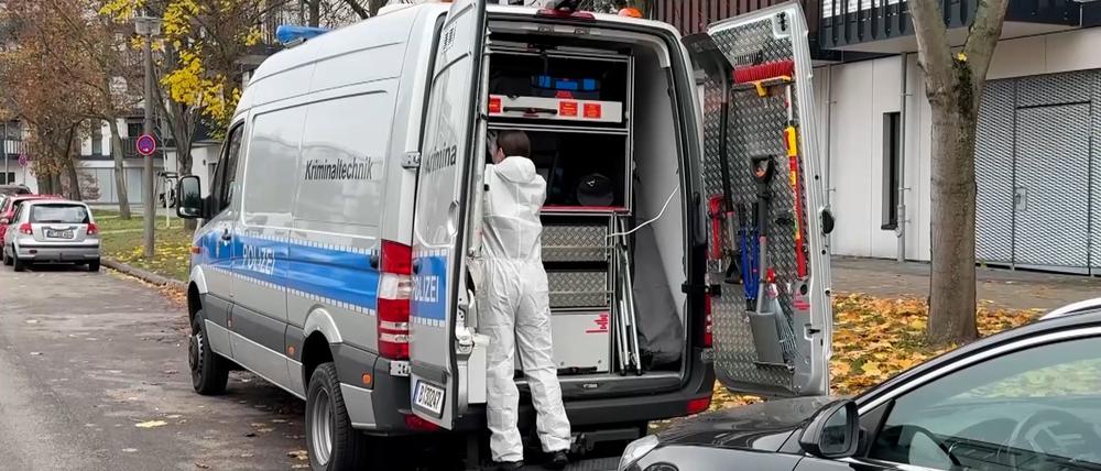 Nach dem Fund von drei Leichen sind erneut Kriminaltechniker vor Ort.