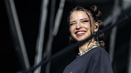 Sängerin Nina Chuba beim Musikfestival Juicy Beats 2023. 