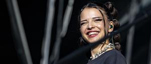 Sängerin Nina Chuba beim Musikfestival Juicy Beats 2023. 