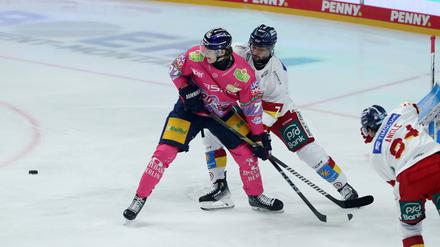 Eric Hördler (in Pink) spielt bei den Eisbären eine immer wichtigere Rolle.