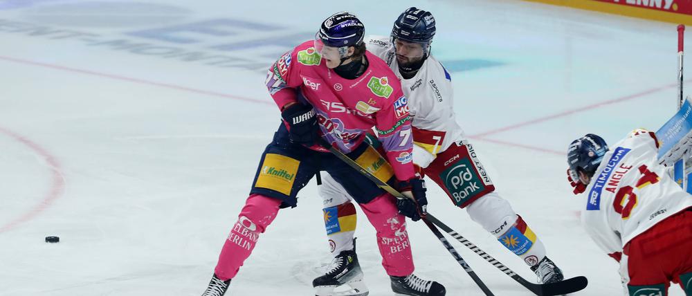 Eric Hördler (in Pink) spielt bei den Eisbären eine immer wichtigere Rolle.