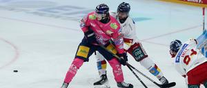 Eric Hördler (in Pink) spielt bei den Eisbären eine immer wichtigere Rolle.