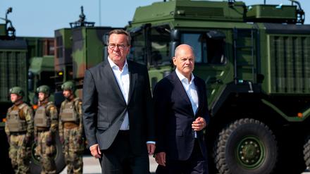 Verteidigungsminister Boris Pistorius (l) and Kanzler Olaf Scholz besuchen die Kaserne Todendorf. (Photo by Daniel Bockwoldt / AFP)