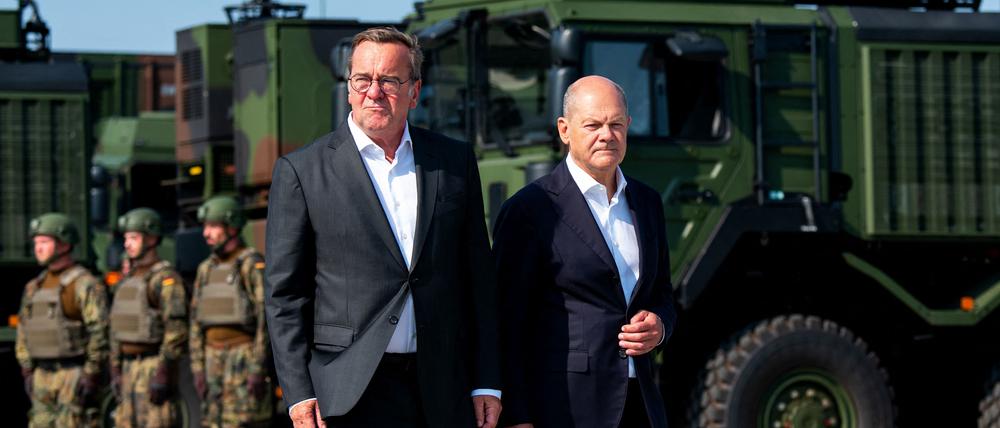 Verteidigungsminister Boris Pistorius (l) and Kanzler Olaf Scholz besuchen die Kaserne Todendorf. (Photo by Daniel Bockwoldt / AFP)