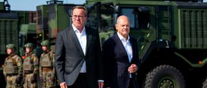 Verteidigungsminister Boris Pistorius (l) and Kanzler Olaf Scholz besuchen die Kaserne Todendorf. (Photo by Daniel Bockwoldt / AFP)