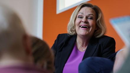 Bundesinnenministerin Nancy Faeser (SPD) liest Kindern am bundesweiten Vorlesetag in einer Berliner Kita vor.