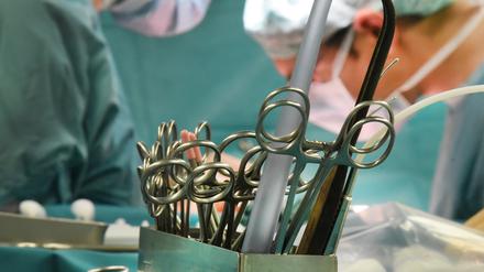 Vor der Transplantation werden für den Menschen schädliche Schweinegene entfernt und dem Organ bestimmte menschliche Gene hinzugefügt.