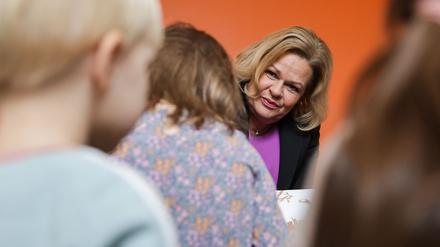 Nancy Faeser liest Berliner Kindern vor.