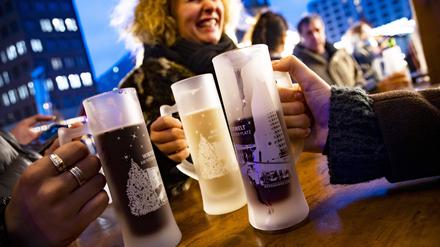 Eine Gruppe von Freunden mit Glühwein im Winterwelt am Potsdamer Platz in Berlin am 16. November 2022. Winterwelt am Potsdamer Platz *** A group of friends with mulled wine at Winterwelt am Potsdamer Platz in Berlin on November 16, 2022 Winterwelt am Potsdamer Platz