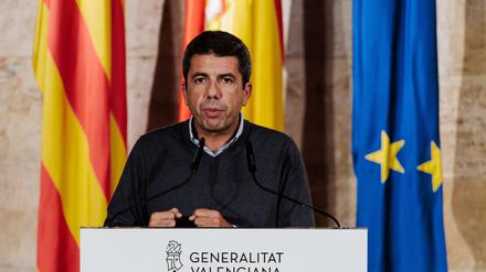 Spanien, Valencia: Der Präsident der Generalitat Valenciana, Carlos Mazón, gibt eine Pressekonferenz nach einer außerordentlichen Plenarsitzung des Consell am 4. November 2024 in Valencia.