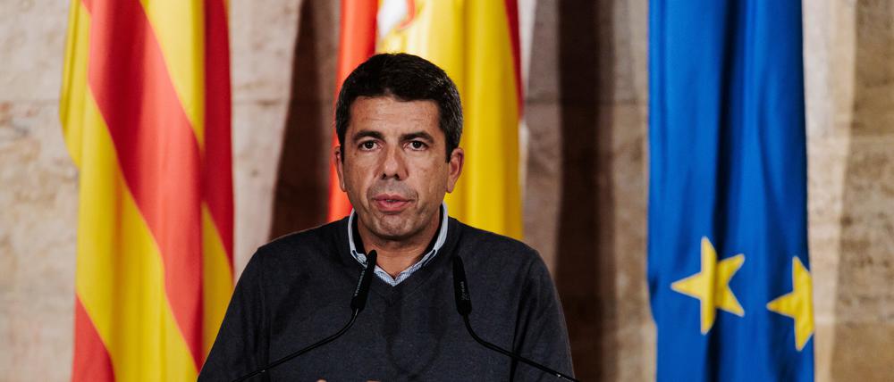 Spanien, Valencia: Der Präsident der Generalitat Valenciana, Carlos Mazón, gibt eine Pressekonferenz nach einer außerordentlichen Plenarsitzung des Consell am 4. November 2024 in Valencia.