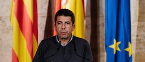 Spanien, Valencia: Der Präsident der Generalitat Valenciana, Carlos Mazón, gibt eine Pressekonferenz nach einer außerordentlichen Plenarsitzung des Consell am 4. November 2024 in Valencia.