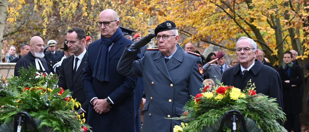 Mit einem Festakt bei der Gedenkstätte „Wald der Erinnerung“ wurde die gestorbenen Soldaten der Bundeswehr gewürdigt.