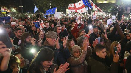 Jeden Montag wird protestiert: Demo gegen die mutmaßliche Manipulation der Wahlen Ende Oktober in Georgien. 