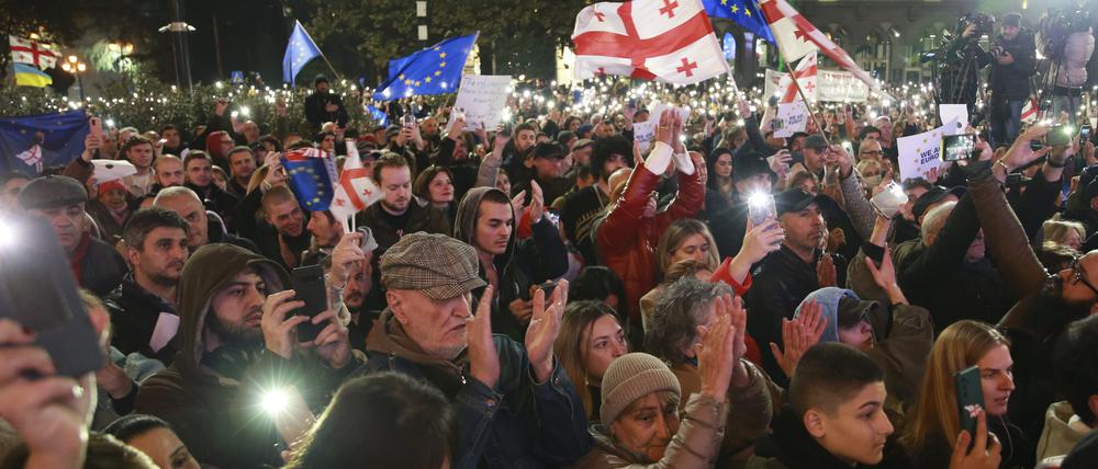Jeden Montag wird protestiert: Demo gegen die mutmaßliche Manipulation der Wahlen Ende Oktober in Georgien.