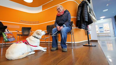 Manja Maserati und ihre Assistenzhündin Mascha sind im Bergmann-Klinikum herzlich willkommen, anderswo werden sie oft abgewiesen.