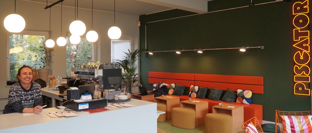 Im Haus des Vereins "Kulturvolk" alias "Freie Volksbühne Berlin" hat ein Café eröffnet.