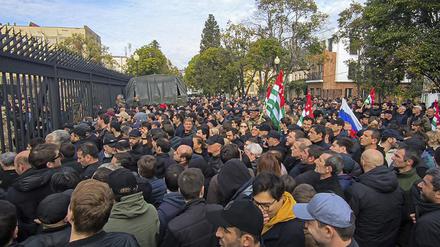 Georgien, Suchumi: Auf diesem Foto aus einem von der unabhängigen Agentur Aiashara veröffentlichten Video versammeln sich Demonstranten vor dem Parlamentsgebäude der georgischen Separatistenregion Abchasien, um gegen ein vorgeschlagenes Abkommen, das es Russen erlauben würde, Wohnungen in der Region Georgien zu kaufen, zu protestieren.