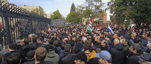 Georgien, Suchumi: Auf diesem Foto aus einem von der unabhängigen Agentur Aiashara veröffentlichten Video versammeln sich Demonstranten vor dem Parlamentsgebäude der georgischen Separatistenregion Abchasien, um gegen ein vorgeschlagenes Abkommen, das es Russen erlauben würde, Wohnungen in der Region Georgien zu kaufen, zu protestieren.