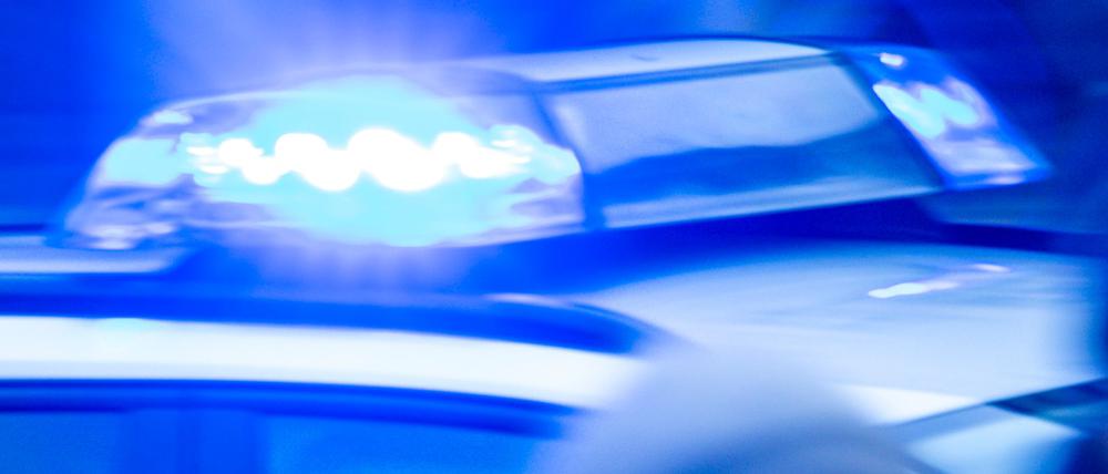 Polizei stürmt und durchsucht Wohnungen von Verdächtigen.