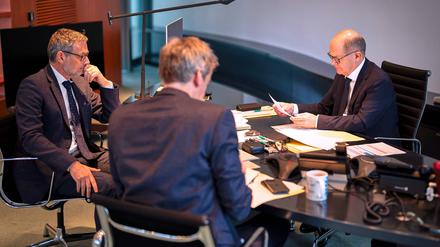 Telefonat mit Wladimir Putin: Bundeskanzler Olaf Scholz SPD (rechts) hat vor seinem Abflug zum G20-Gipfel versucht, sein Gespräch mit dem russischen Präsidenten zu erklären.