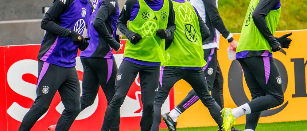 Nagelsmann hält seine Nationalspieler um Jamal Musiala (M) zusammen.