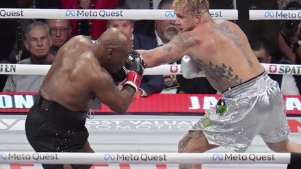 Es ging zur Sache. Mike Tyson (l) kämpft gegen Jake Paul während ihres Schwergewichtsboxkampfes. 