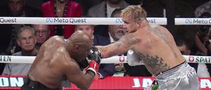Es ging zur Sache. Mike Tyson (l) kämpft gegen Jake Paul während ihres Schwergewichtsboxkampfes. 